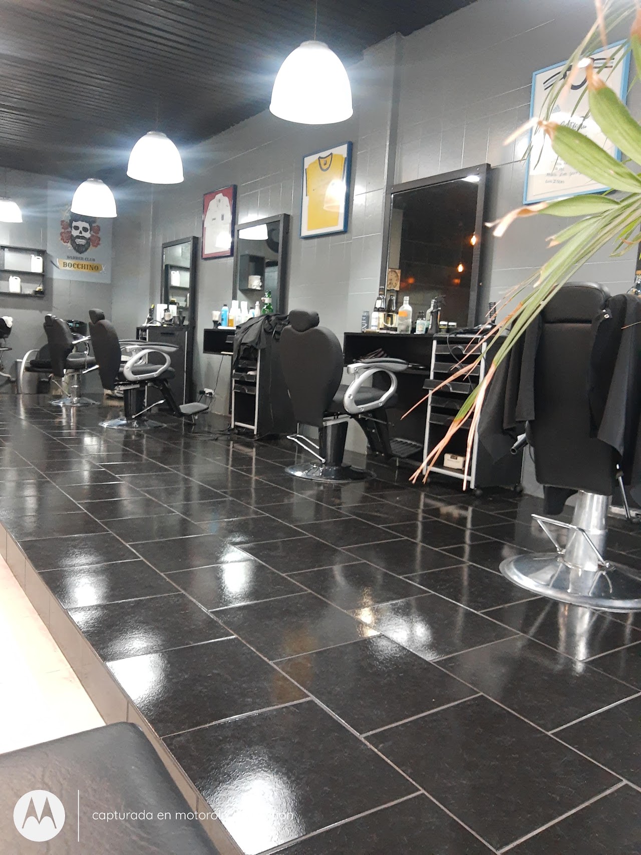 Interior de Barberclub Bocchino con sillones y espejos